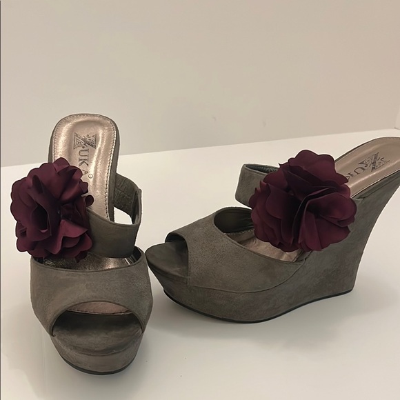Zuka Vintage Lux Gray Suede Wedges with Purple Floral Flower Size 7 1/2 - Picture 1 of 8